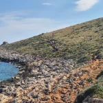 Στο μονοπάτι προς το Ταίναρο, εκεί που η πεζοπορία συναντά το απόλυτο γαλάζιο. Μάνη Ταίναρο Βάθεια Αρεόπολη