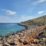 Στην άκρη της γης, στο μονοπάτι για το Ταίναρο, με το απέραντο γαλάζιο να απλώνεται μπροστά μας. Μάνη Ταίναρο Βάθεια Αρεόπολη