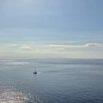 Στιγμές ηρεμίας, εκεί που η θάλασσα μοιάζει ατελείωτη. Ιστιοπλοϊκό σκάφος σε ήρεμη θάλασσα κάτω από απαλό φως και καθαρό ορίζοντα