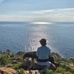 Μια στιγμή ηρεμίας στο τέλος της γης. Άτομο απολαμβάνει τη θέα στο απέραντο γαλάζιο στο Ακρωτήριο Ταίναρο στη Μάνη