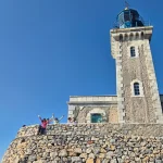 Στον φάρο του Ταίναρου, στο πιο νότιο σημείο της ηπειρωτικής Ελλάδας. Ξεκούραση και θέα στο απέραντο γαλάζιο κατά την πεζοπορία στο Ακρωτήριο Ταίναρο στη Μάνη.