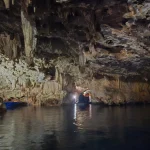 Μαγευτική διαδρομή μέσα στο Σπήλαιο Διρού. Σπήλαιο Διρού στη Μάνη με βάρκα μέσα σε υπόγεια λίμνη και σταλακτίτες
