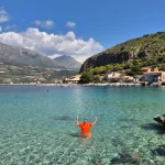 Η Ιωάννα έκανε την πιο δροσιστική στάση της εκδρομής. Μπάνιο στη θάλασσα στη Μάνη με κρυστάλλινα νερά και ορεινό τοπίο
