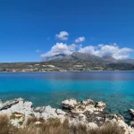 Η Μάνη σε όλο της το μεγαλείο. Πανοραμική θέα στη Μάνη με γαλαζοπράσινα νερά και ορεινό τοπίο