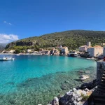 Μικρά παραθαλάσσια χωριά της Μάνης με αυθεντική ομορφιά. Παραθαλάσσιο χωριό στη Μάνη με πέτρινα σπίτια και τιρκουάζ νερά