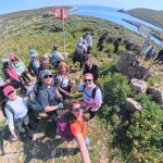 Στη διαδρομή προς το Ταίναρο, με θέα που κόβει την ανάσα. Ομάδα πεζοπορίας στο Ακρωτήριο Ταίναρο στη Μάνη με θέα στη θάλασσα