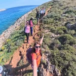 Περπατώντας στο μονοπάτι προς το Ταίναρο, ανάμεσα σε γη και θάλασσα. πεζοπορία στο Ακρωτήριο Ταίναρο στη Μάνη σε μονοπάτι δίπλα στη θάλασσα