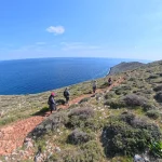 Η διαδρομή προς το νοτιότερο σημείο της ηπειρωτικής Ελλάδας. πεζοπορία στο Ακρωτήριο Ταίναρο στη Μάνη με θέα στο απέραντο γαλάζιο