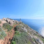 Ο φάρος στο Ταίναρο, στο τέλος της διαδρομής. Φάρος στο Ακρωτήριο Ταίναρο στη Μάνη με μονοπάτι πεζοπορίας και θέα στη θάλασσα