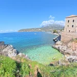 Το Λιμένι, ένα από τα πιο όμορφα σημεία της Μάνης. Λιμένι στη Μάνη με παραδοσιακά πέτρινα σπίτια και γαλαζοπράσινα νερά