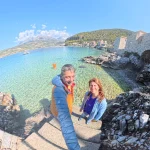 Ο Βαγγέλης και η Λένα, σε μια στιγμή που τα λέει όλα. Ζευγάρι στο Λιμένι στη Μάνη με θέα στα κρυστάλλινα νερά