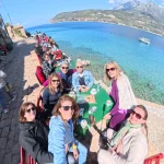 Καφέ στο Λιμένι με θέα που δεν χορταίνεις. Παρέα σε παραδοσιακό καφέ στο Λιμένι Μάνης δίπλα στη θάλασσα