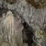 Ανάμεσα σε σταλακτίτες και βραχώδεις σχηματισμούς, η Δρακοτρυπιά αποκαλύπτει τη μυστική της πλευρά. Δρακοτρυπιά