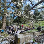 Στάση κάτω από τον επιβλητικό πλάτανο στην πηγή Κράτια, σε ένα από τα πιο όμορφα σημεία της διαδρομής. Φαράγγι Αγάλης