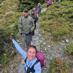 Η ομάδα κατεβαίνει το μονοπάτι με φόντο τη Δίρφυ, σε ένα από τα πιο όμορφα κομμάτια της διαδρομής. Ομάδα πεζοπόρων στο Φαράγγι Αγάλης σε λιθόστρωτο μονοπάτι με θέα στη Δίρφυ