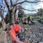 Μικρή στάση για ξεκούραση κάτω από τον πλάτανο, με την ομάδα να απολαμβάνει τη στιγμή. Στάση της ομάδας κάτω από μεγάλο πλάτανο στη ρεματιά με πεζοπόρους να ξεκουράζονται