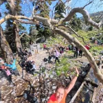 Όλη η ομάδα μαζί, σε μια από τις πιο όμορφες στιγμές της ημέρας μέσα στο φαράγγι. Η ομάδα συγκεντρωμένη στη ρεματιά με χαμόγελα και διάθεση κάτω από μεγάλα πλατάνια