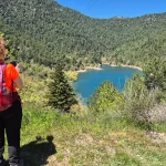 Η πρώτη θέα της λίμνης από ψηλά, που σε κάνει να σταματήσεις για λίγο και να τη χαζέψεις. Λίμνη Τσιβλού
