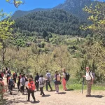 Κατηφορίζοντας όλοι μαζί προς τη λίμνη, μέσα σε ένα ανοιξιάτικο σκηνικό γεμάτο χρώματα. Η ομάδα κατηφορίζει σε δασικό μονοπάτι της Περιστέρας με θέα τον Χελμό