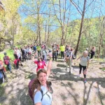 Μικρή στάση για ανάσα, γέλια και στιγμές που μένουν. Η ομάδα σε στάση μέσα στο δάσος της διαδρομής με χαλαρή διάθεση