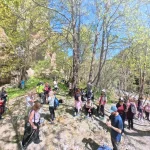 Στάση δίπλα στο νερό, εκεί που η διαδρομή γίνεται ακόμα πιο απολαυστική. Η ομάδα κάνει στάση δίπλα στο ποτάμι σε σκιερό σημείο της διαδρομής
