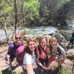 Χαμόγελα δίπλα στο νερό, σε ένα από τα πιο όμορφα σημεία της διαδρομής. Στιγμή της ομάδας δίπλα στον ποταμό Κράθι μέσα στο δάσος