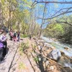 Το μονοπάτι κινείται δίπλα στο νερό, σε ένα από τα πιο δροσερά σημεία της διαδρομής. Πεζοπόροι ακολουθούν το μονοπάτι δίπλα στον ποταμό Κράθι μέσα στο δάσος