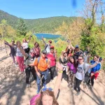 Χαμόγελα και θέα στη λίμνη λίγο πριν το τέλος της διαδρομής. Ομαδική φωτογραφία με θέα τη λίμνη και το γύρω δασικό τοπίο