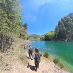 Στο πιο όμορφο κομμάτι της διαδρομής, δίπλα στο νερό. Πεζοπορία στο μονοπάτι δίπλα στα γαλαζοπράσινα νερά της λίμνης