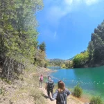 Η διαδρομή δίπλα στη λίμνη, εκεί που όλα ηρεμούν. Πεζοπορία δίπλα στη λίμνη με καθαρά νερά και δασικό τοπίο στον Χελμό