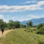 Ανοιξιάτικη πεζοπορία δίπλα στον υγρότοπο, με ήλιο, καταπράσινα τοπία και θέα προς τα βουνά της περιοχής. Πεζοπορική διαδρομή δίπλα στη Λίμνη Κερκίνη με θέα στα γύρω βουνά