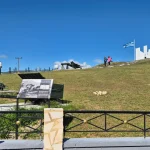 Στάση στο ιστορικό Οχυρό Ρούπελ, ένα από τα πιο εμβληματικά σημεία της ελληνικής ιστορίας κοντά στη Λίμνη Κερκίνη. Το Οχυρό Ρούπελ με ελληνική σημαία και ιστορικά πυροβόλα στις Σέρρες