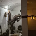 Μια εικόνα από το εσωτερικό του Οχυρού Ρούπελ, όπου η ιστορία ζωντανεύει μέσα από τις αναπαραστάσεις των υπόγειων στοών και των στρατιωτικών χώρων. Εσωτερικός χώρος στο Οχυρό Ρούπελ με αναπαράσταση στρατιώτη από την περίοδο του Β' Παγκοσμίου Πολέμου