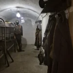 Οι υπόγειοι χώροι του Οχυρού Ρούπελ μεταφέρουν τον επισκέπτη στην ατμόσφαιρα της εποχής και στις δύσκολες συνθήκες των στρατιωτών. Υπόγειος θάλαμος στο Οχυρό Ρούπελ με στρατιωτικό εξοπλισμό και αναπαράσταση εποχής