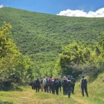 Πεζοπορία στο καταπράσινο Μονοπάτι Μεταξά στο Άγκιστρο, μέσα σε ανοιξιάτικο τοπίο γεμάτο φύση και ηρεμία. Πεζοπορική ομάδα στο Μονοπάτι Μεταξά στο Άγκιστρο Σερρών