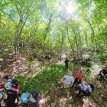 Μια μικρή στάση για ξεκούραση και κουβέντα μέσα στο δροσερό δάσος του Αγκίστρου. Η ομάδα του BackpackOnGreece ξεκουράζεται μέσα στο δάσος στο μονοπάτι Μεταξά
