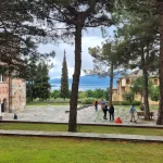 Γαλήνια ατμόσφαιρα στο Ιερό Ησυχαστήριο Τιμίου Προδρόμου, με τη Λίμνη Κερκίνη να απλώνεται στο βάθος. Ιερό Ησυχαστήριο Τιμίου Προδρόμου στο Ακριτοχώρι με θέα προς τη Λίμνη Κερκίνη