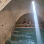Στιγμές χαλάρωσης στα ιστορικά λουτρά του Αγκίστρου, μέσα σε έναν ατμοσφαιρικό πέτρινο χώρο. Θερμά λουτρά στο Άγκιστρο Σερρών μέσα σε πέτρινο χαμάμ