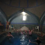 Μετά την εξερεύνηση και την πεζοπορία, η απόλυτη χαλάρωση έρχεται στα ζεστά νερά των λουτρών Αγκίστρου. Η ομάδα χαλαρώνει στα θερμά λουτρά Αγκίστρου μετά την πεζοπορία