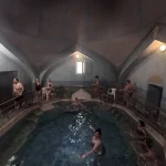 Ζεστό ιαματικό νερό, πέτρινοι θόλοι και στιγμές απόλυτης χαλάρωσης στο ιστορικό χαμάμ του Αγκίστρου. Παραδοσιακό χαμάμ στα λουτρά Αγκίστρου με την ομάδα του BackpackOnGreece