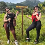 Η πρώτη στάση για φωτογραφίες στο Καλλίδρομο, με χαμόγελα, ήλιο και φόντο το μονοπάτι που μόλις ξεκινούσε. Το Μονοπάτι του Νερού