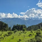 Η εντυπωσιακή κορυφογραμμή της Τύμφης ξεπροβάλλει πάνω από τα δάση της Πίνδου. Δρακόλιμνη Σμόλικα