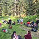 Μια ευχάριστη στάση μέσα στο δάσος πριν συνεχίσουμε την πορεία προς το καταφύγιο. Πεζοπόροι ξεκουράζονται σε ξέφωτο του δάσους στον Σμόλικα