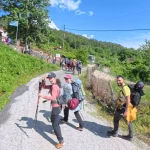 Χαμόγελα, ανυπομονησία και γεμάτα σακίδια λίγο πριν ξεκινήσει η τριήμερη περιπέτεια στον Σμόλικα. Η ομάδα ξεκινά την ανάβαση από το Παλιοσέλι για το καταφύγιο Σμόλικα