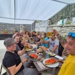 Στην υγειά της παρέας και της διαδρομής. Tour du Mont Blanc Vol.3, η ομάδα σηκώνει τα ποτήρια γύρω από το τραπέζι μετά τη διαδρομή.