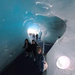 Μέσα στην παγωμένη καρδιά του Mer de Glace. Η Λένα φωτογραφίζεται μέσα στην παγωμένη σπηλιά του Mer de Glace, ανάμεσα σε γαλάζιους τοίχους πάγου και επισκέπτες.