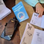 Οι σφραγίδες του ταξιδιού μας Dolomiti Passaporto ανοιχτό πάνω σε τραπέζι, με σφραγίδες από ορεινά καταφύγια και διαδρομές των Δολομιτών