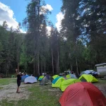 Το base camp μας στην Cortina το base camp της ομάδας στην Cortina d’Ampezzo με πολύχρωμες σκηνές ανάμεσα σε ψηλά δέντρα