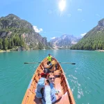 Η Λένα στο ναυτικό, βόλτα στη Braies η Αλίκη (Λένα) σε ξύλινη βάρκα στη Lago di Braies, με γαλαζοπράσινα νερά και βραχώδεις κορυφές γύρω από τη λίμνη