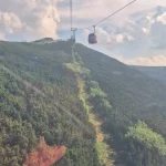 Ανεβαίνοντας πιο ψηλά, αρχίζει η περιπέτεια πεζοπορία στη Ρίλα και το Πιρίν με τελεφερίκ πάνω από καταπράσινη ορεινή πλαγιά
